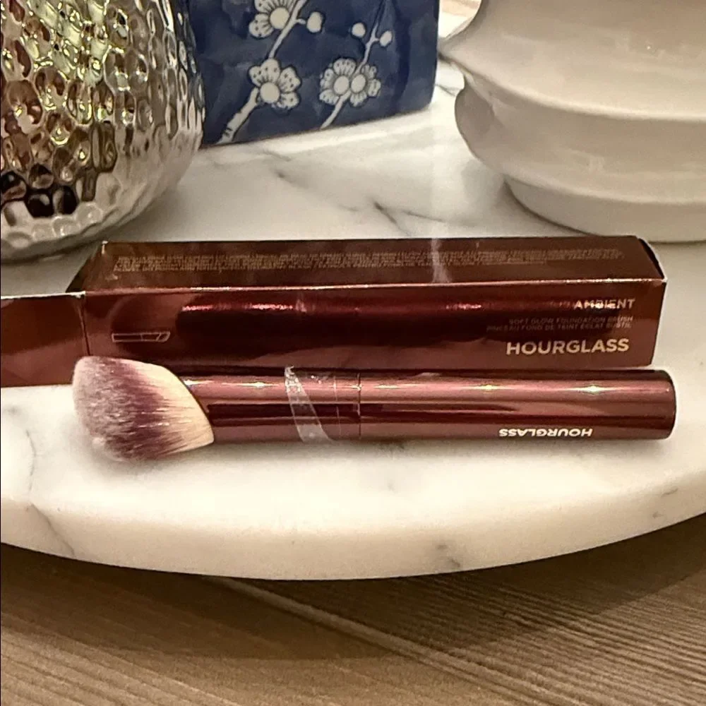 Hourglass AMBIENT SOFT GLOW FOUNDATION BRUSH